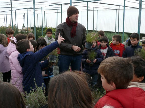 Visita al Vivero Municipal CP Clara Campoamor-2-03-2011-fuente Area Comunicacion Municipal-92