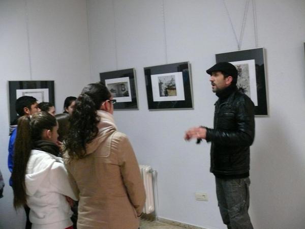 visita exposicion jovenes artistas-estudiantes instituto-2013-02-28-fuente area comunicacion municipal-33