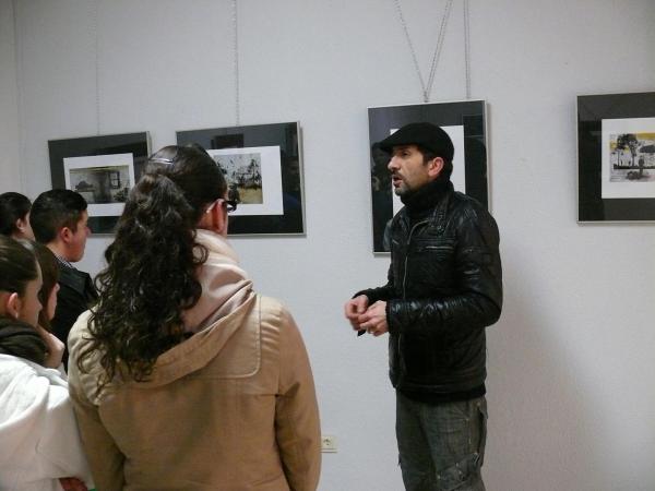 visita exposicion jovenes artistas-estudiantes instituto-2013-02-28-fuente area comunicacion municipal-34