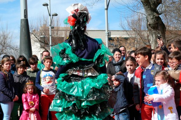 Concurso Trajes con materiales reciclados-2014-03-04-fuente Area de Comunicación Municipal-243