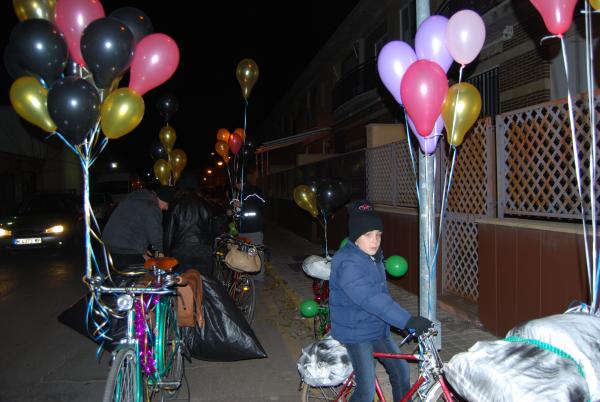 Cabalgata Reyes Magos 2015 - Grupo de bicicletas clásicas de Miguelturra vestidos de carboneros reales - Fuente Esmeralda Muñoz Sanchez - 02