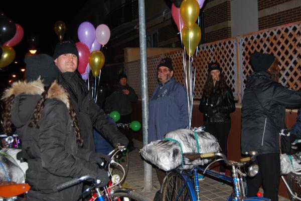 Cabalgata Reyes Magos 2015 - Grupo de bicicletas clásicas de Miguelturra vestidos de carboneros reales - Fuente Esmeralda Muñoz Sanchez - 03