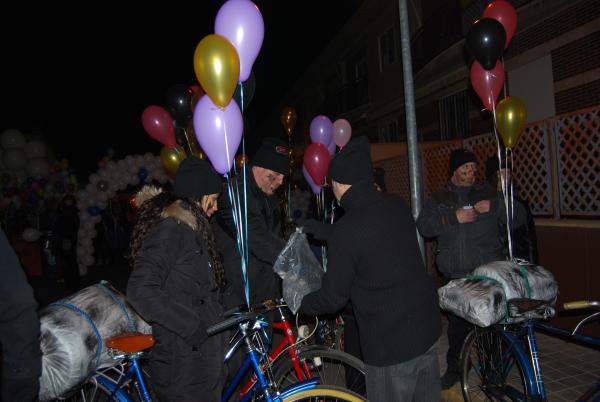 Cabalgata Reyes Magos 2015 - Grupo de bicicletas clásicas de Miguelturra vestidos de carboneros reales - Fuente Esmeralda Muñoz Sanchez - 05