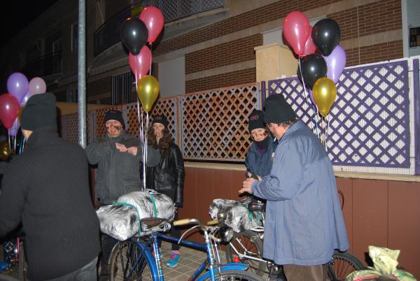 Cabalgata Reyes Magos 2015 - Grupo de bicicletas clásicas de Miguelturra vestidos de carboneros reales - Fuente Esmeralda Muñoz Sanchez - 06