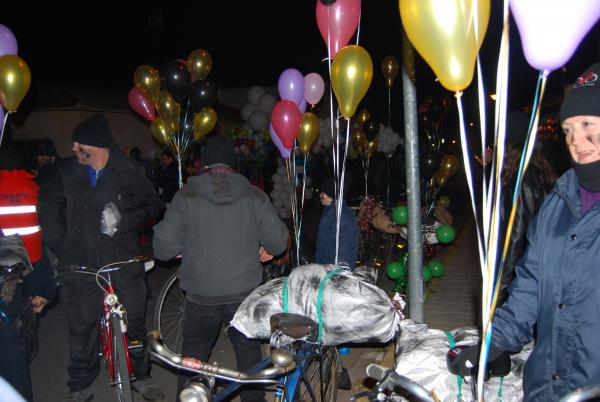 Cabalgata Reyes Magos 2015 - Grupo de bicicletas clásicas de Miguelturra vestidos de carboneros reales - Fuente Esmeralda Muñoz Sanchez - 09