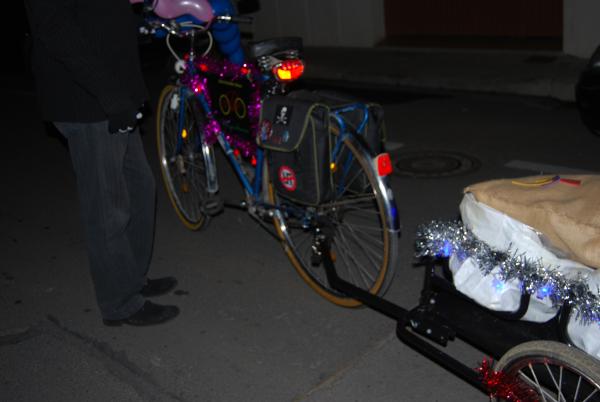 Cabalgata Reyes Magos 2015 - Grupo de bicicletas clásicas de Miguelturra vestidos de carboneros reales - Fuente Esmeralda Muñoz Sanchez - 12