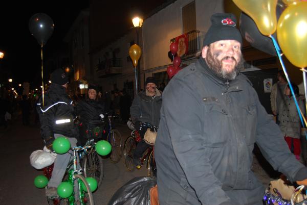 Cabalgata Reyes Magos 2015 - Grupo de bicicletas clásicas de Miguelturra vestidos de carboneros reales - Fuente Esmeralda Muñoz Sanchez - 27