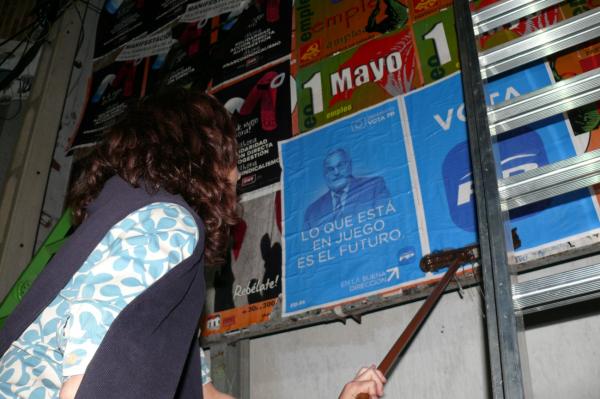 pegada carteles inicio elecciones europeas-mayo 2014-fuente Area de Comunicacion Municipal-12