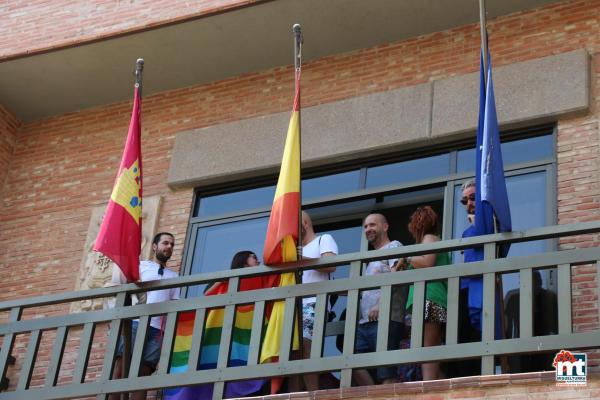 Bandera y apoyo institucional al colectivo LGTBI -2015-06-28-fuente Area de Comunicación Municipal-004