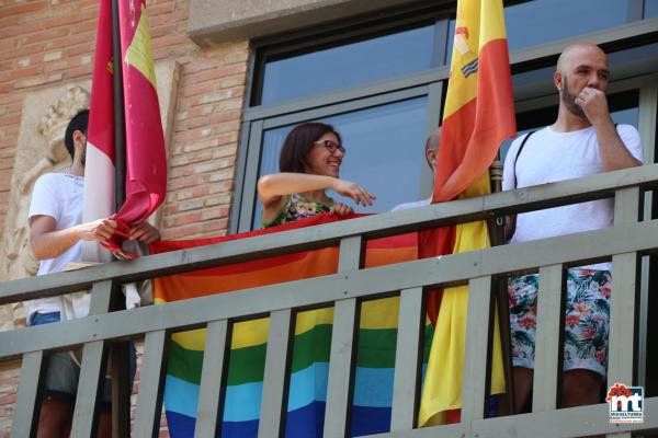 Bandera y apoyo institucional al colectivo LGTBI -2015-06-28-fuente Area de Comunicación Municipal-007