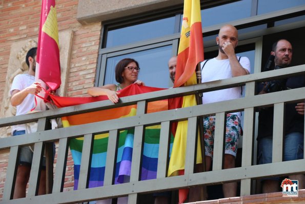 Bandera y apoyo institucional al colectivo LGTBI -2015-06-28-fuente Area de Comunicación Municipal-008
