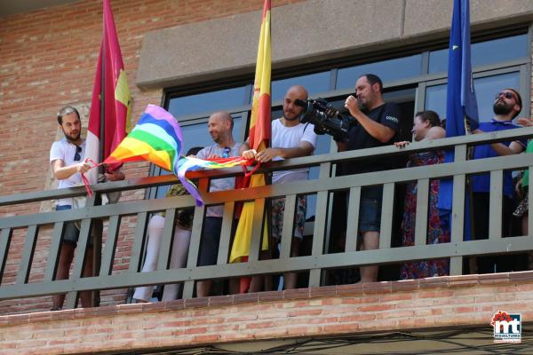 Bandera y apoyo institucional al colectivo LGTBI -2015-06-28-fuente Area de Comunicación Municipal-010
