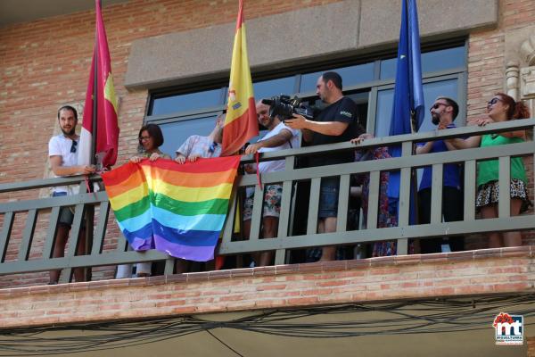 Bandera y apoyo institucional al colectivo LGTBI -2015-06-28-fuente Area de Comunicación Municipal-013