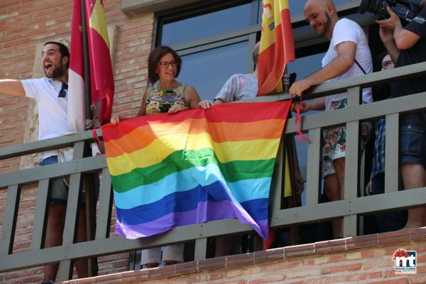 Bandera y apoyo institucional al colectivo LGTBI -2015-06-28-fuente Area de Comunicación Municipal-014