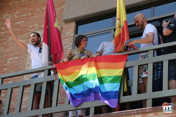 Bandera y apoyo institucional al colectivo LGTBI -2015-06-28-fuente Area de Comunicación Municipal-015