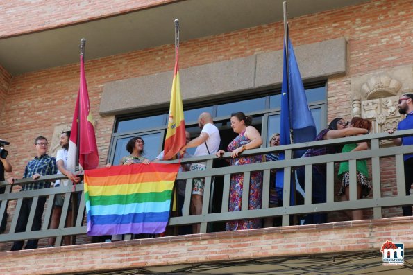 Bandera y apoyo institucional al colectivo LGTBI -2015-06-28-fuente Area de Comunicación Municipal-016