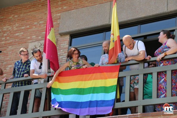 Bandera y apoyo institucional al colectivo LGTBI -2015-06-28-fuente Area de Comunicación Municipal-017