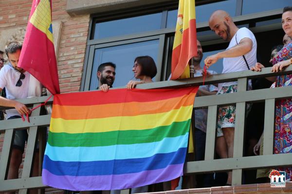 Bandera y apoyo institucional al colectivo LGTBI -2015-06-28-fuente Area de Comunicación Municipal-019