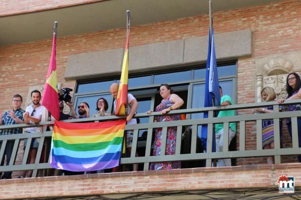 Bandera y apoyo institucional al colectivo LGTBI -2015-06-28-fuente Area de Comunicación Municipal-021