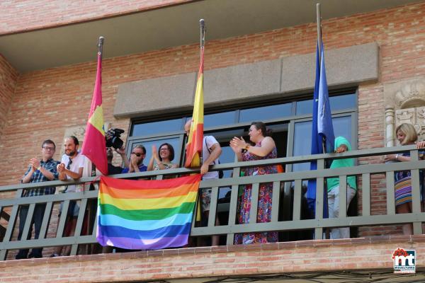Bandera y apoyo institucional al colectivo LGTBI -2015-06-28-fuente Area de Comunicación Municipal-022