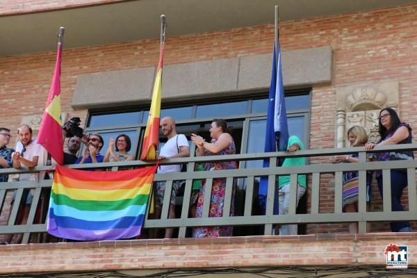 Bandera y apoyo institucional al colectivo LGTBI -2015-06-28-fuente Area de Comunicación Municipal-023