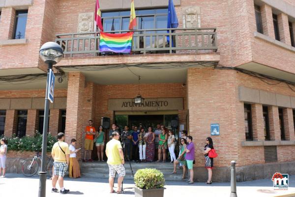 Bandera y apoyo institucional al colectivo LGTBI -2015-06-28-fuente Area de Comunicación Municipal-058