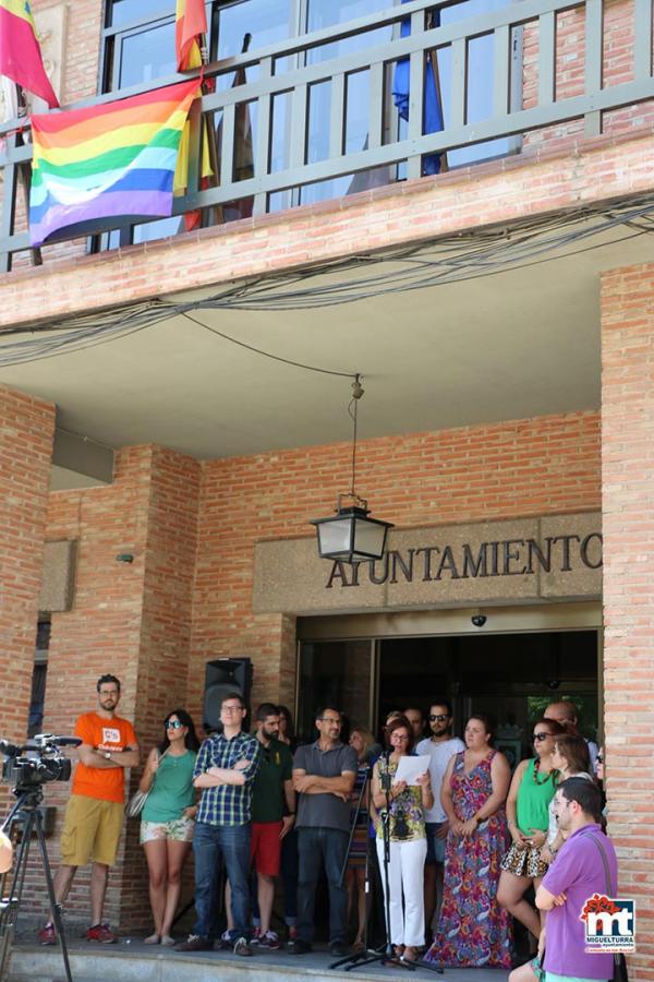 Bandera y apoyo institucional al colectivo LGTBI -2015-06-28-fuente Area de Comunicación Municipal-059