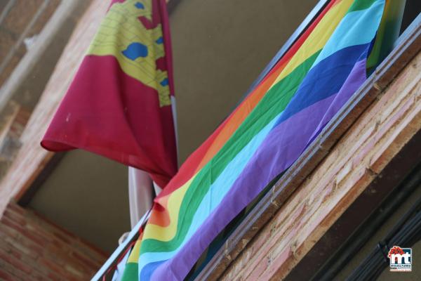 Bandera y apoyo institucional al colectivo LGTBI -2015-06-28-fuente Area de Comunicación Municipal-064