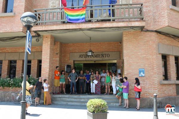 Bandera y apoyo institucional al colectivo LGTBI -2015-06-28-fuente Area de Comunicación Municipal-070
