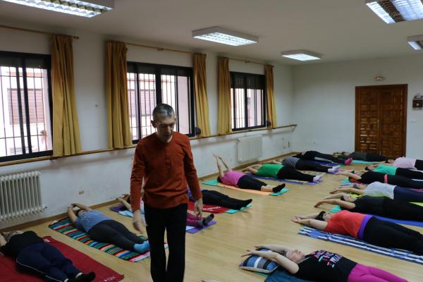Cursos de yoga y yoga terapeutico-Javier Cendegui-Alma Social-2014-10-13-fuente Area Comunicacion Municipal-03