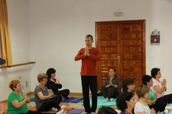 Cursos de yoga y yoga terapeutico-Javier Cendegui-Alma Social-2014-10-13-fuente Area Comunicacion Municipal-05