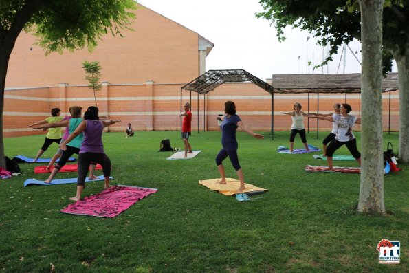 Yoga en la Piscina Municipal-2015-07-20-fuente Area de Comunicación Municipal-002