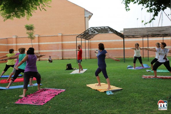 Yoga en la Piscina Municipal-2015-07-20-fuente Area de Comunicación Municipal-004