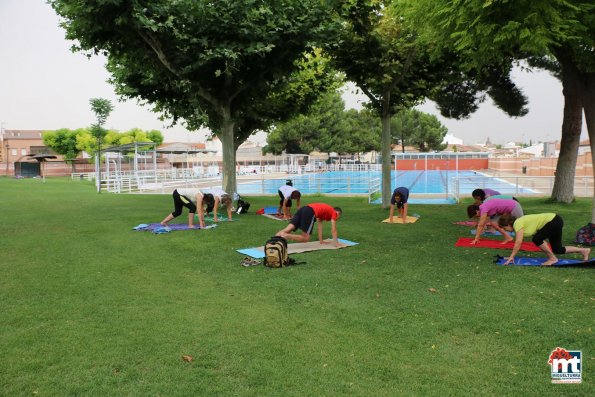 Yoga en la Piscina Municipal-2015-07-20-fuente Area de Comunicación Municipal-006