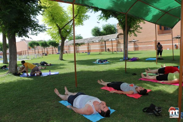 Yoga en verano en la Piscina Municipal-2015-07-01-fuente Area de Comunicación Municipal-001