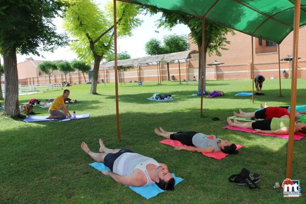 Yoga en verano en la Piscina Municipal-2015-07-01-fuente Area de Comunicación Municipal-002