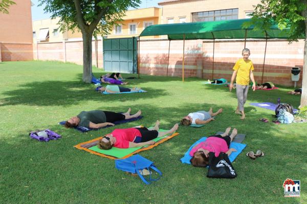 Yoga en verano en la Piscina Municipal-2015-07-01-fuente Area de Comunicación Municipal-004