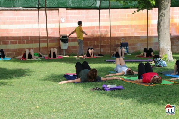 Yoga en verano en la Piscina Municipal-2015-07-01-fuente Area de Comunicación Municipal-005