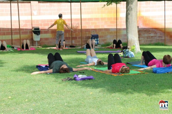 Yoga en verano en la Piscina Municipal-2015-07-01-fuente Area de Comunicación Municipal-006