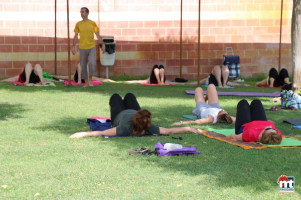 Yoga en verano en la Piscina Municipal-2015-07-01-fuente Area de Comunicación Municipal-007