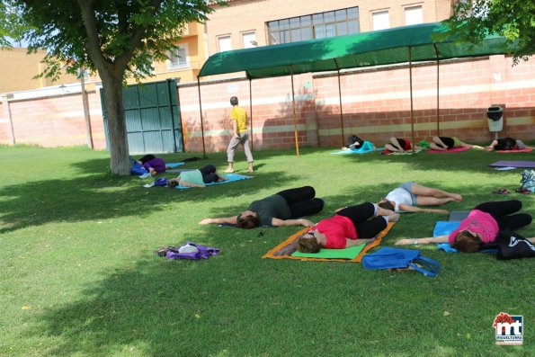 Yoga en verano en la Piscina Municipal-2015-07-01-fuente Area de Comunicación Municipal-008