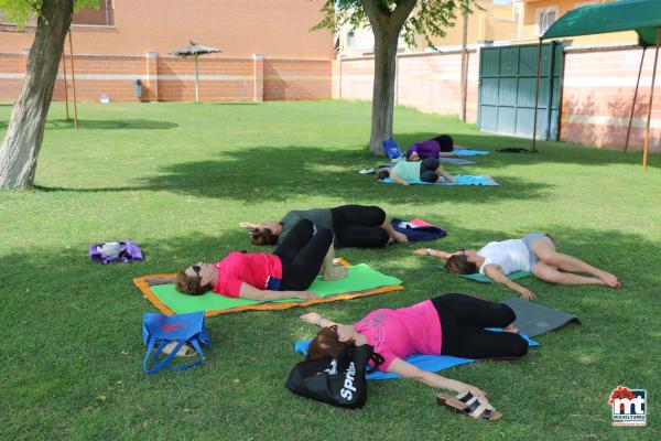 Yoga en verano en la Piscina Municipal-2015-07-01-fuente Area de Comunicación Municipal-009