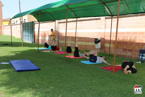 Yoga en verano en la Piscina Municipal-2015-07-01-fuente Area de Comunicación Municipal-012