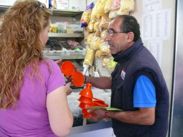 Jornada Informativa Reciclado de Aceite en Mercado Municipal-03-06-2011-fuente Area Comunicacion Municipal-007