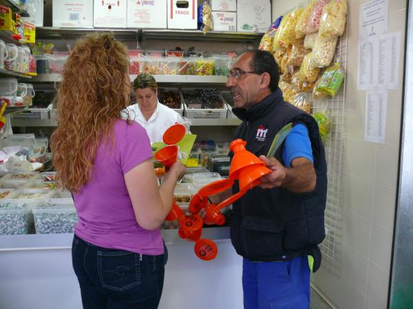 Jornada Informativa Reciclado de Aceite en Mercado Municipal-03-06-2011-fuente Area Comunicacion Municipal-009