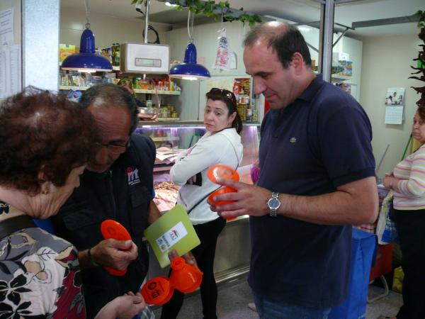 Jornada Informativa Reciclado de Aceite en Mercado Municipal-03-06-2011-fuente Area Comunicacion Municipal-011