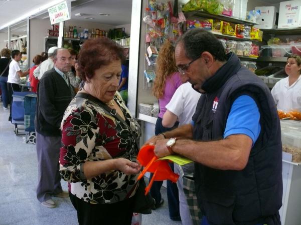 Jornada Informativa Reciclado de Aceite en Mercado Municipal-03-06-2011-fuente Area Comunicacion Municipal-012