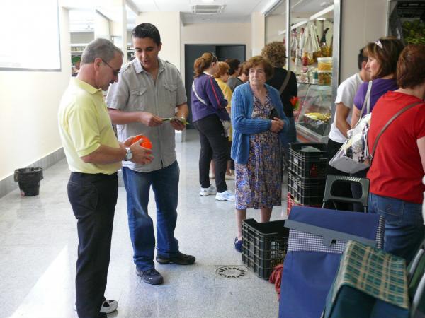 Jornada Informativa Reciclado de Aceite en Mercado Municipal-03-06-2011-fuente Area Comunicacion Municipal-013