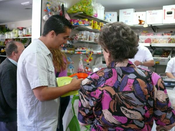 Jornada Informativa Reciclado de Aceite en Mercado Municipal-03-06-2011-fuente Area Comunicacion Municipal-015