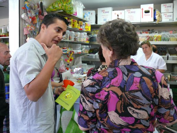 Jornada Informativa Reciclado de Aceite en Mercado Municipal-03-06-2011-fuente Area Comunicacion Municipal-016